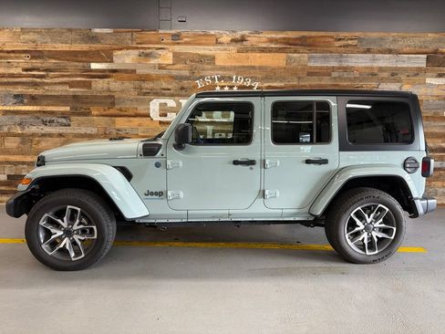 Used 2024 Jeep Wrangler Unlimited AWD/4WD image 31