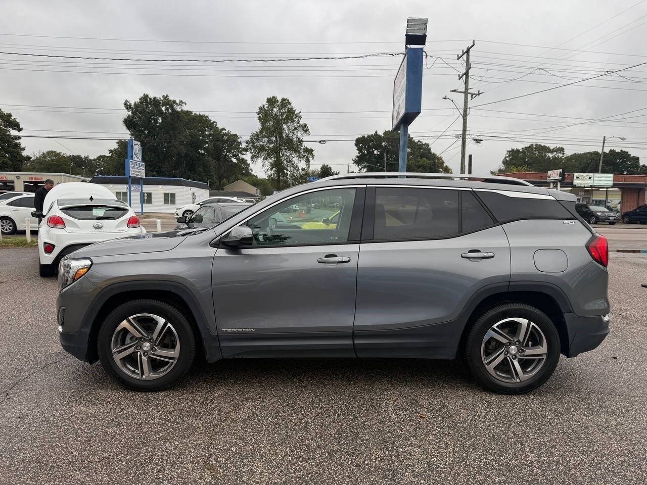 Used 2020 GMC Terrain SLT w/ Preferred Package FWD image 2