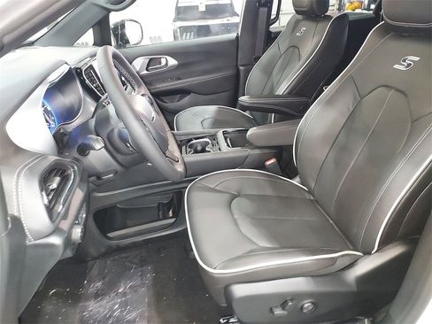 New 2026 Chrysler Pacifica Limited w/ S Appearance Package image 17