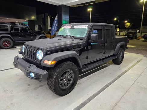 Used 2025 Jeep Gladiator Sport AWD/4WD image 2