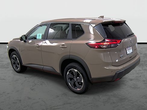 Used 2024 Nissan Rogue SV AWD/4WD image 2