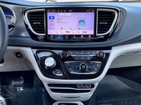Used 2023 Chrysler Pacifica Touring-L AWD/4WD image 16