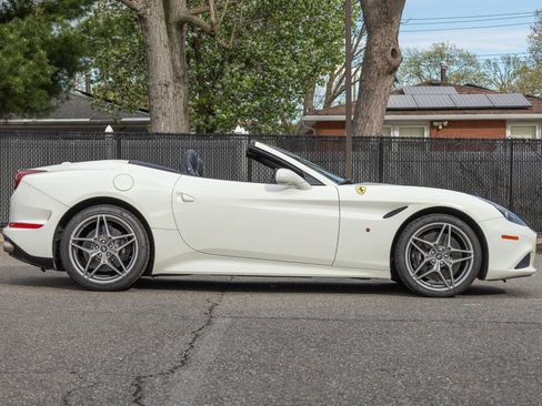 Used 2016 Ferrari California T RWD image 30