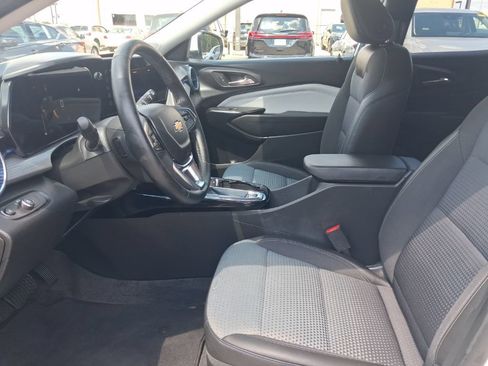 Used 2025 Chevrolet Trax LT w/ LT Convenience Package FWD image 4