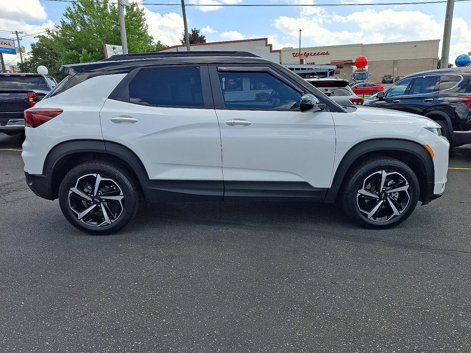 Used 2023 Chevrolet TrailBlazer RS w/ Sun and Liftgate Package AWD/4WD image 6