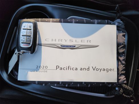 Used 2020 Chrysler Pacifica Limited image 41