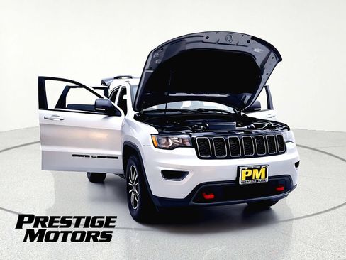 Used 2019 Jeep Grand Cherokee Trailhawk AWD/4WD image 9