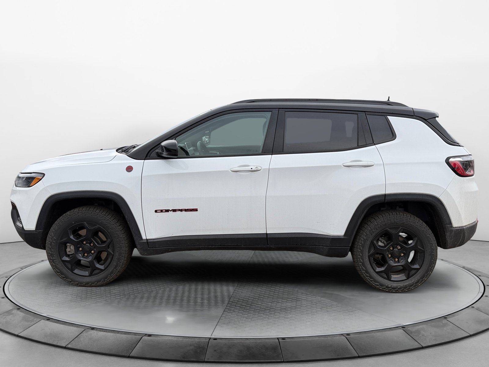Used 2023 Jeep Compass Trailhawk AWD/4WD image 3