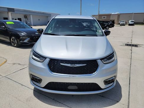 Used 2024 Chrysler Pacifica Touring-L FWD image 8
