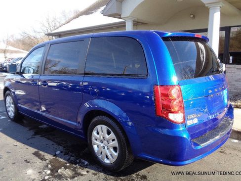 Used 2018 Dodge Grand Caravan SE image 4