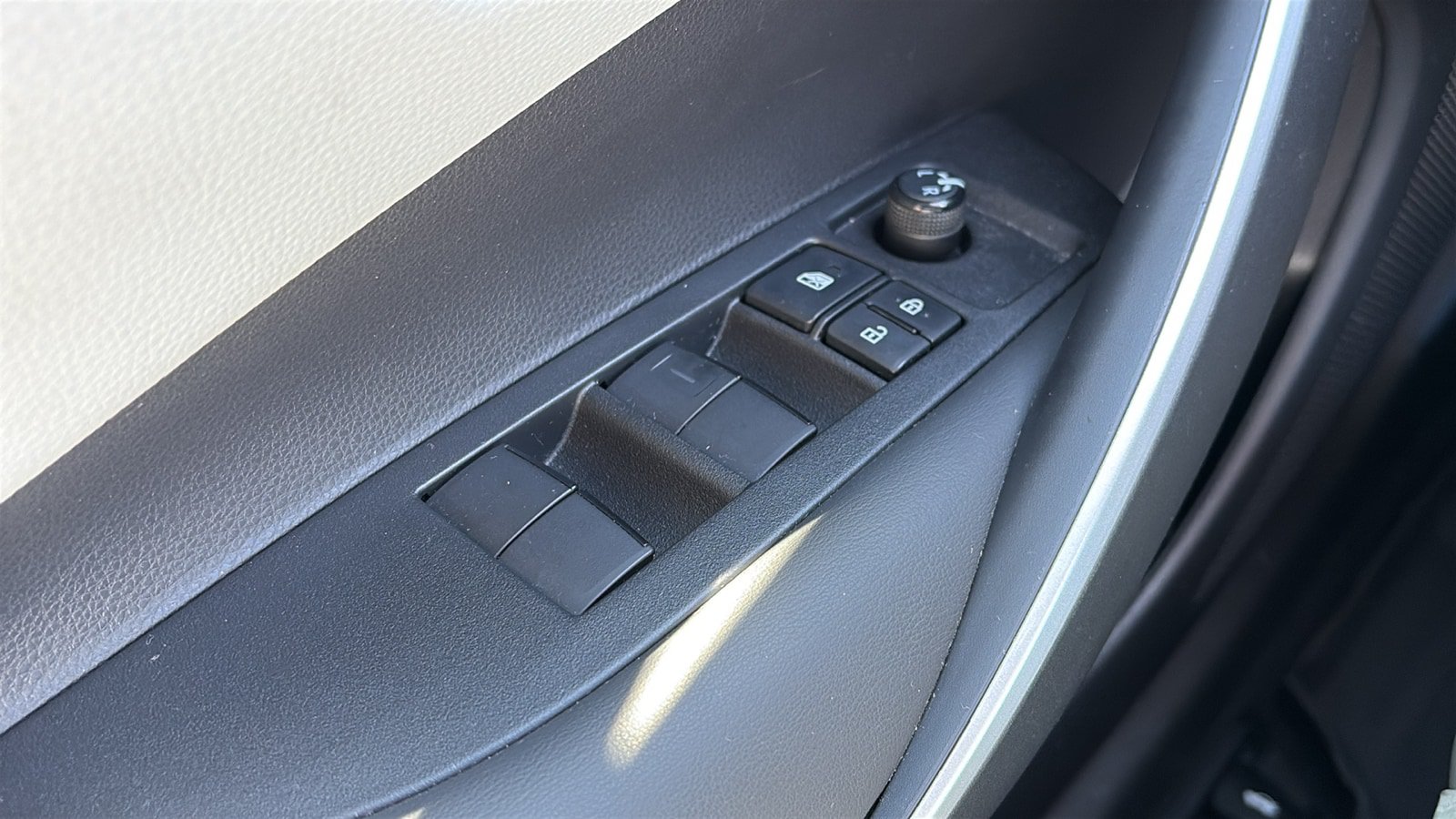 Used 2022 Toyota Corolla SE w/ SE Premium Package FWD image 18