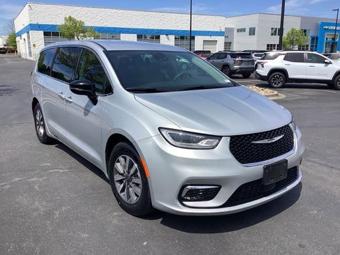 Used 2024 Chrysler Pacifica Limited FWD image 7