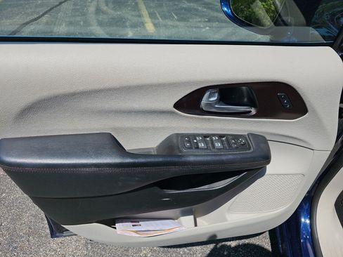 Used 2017 Chrysler Pacifica Limited w/ Advanced Safetytec Group FWD image 19