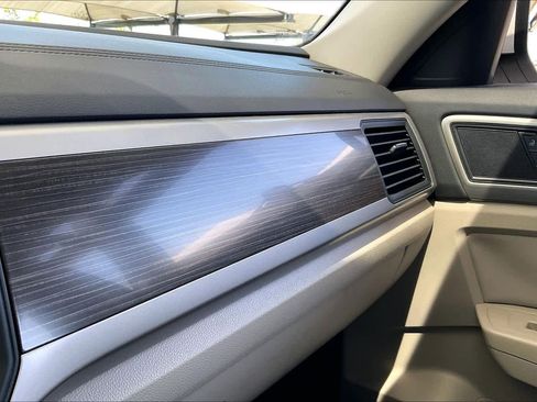 Used 2020 Volkswagen Atlas SE image 34