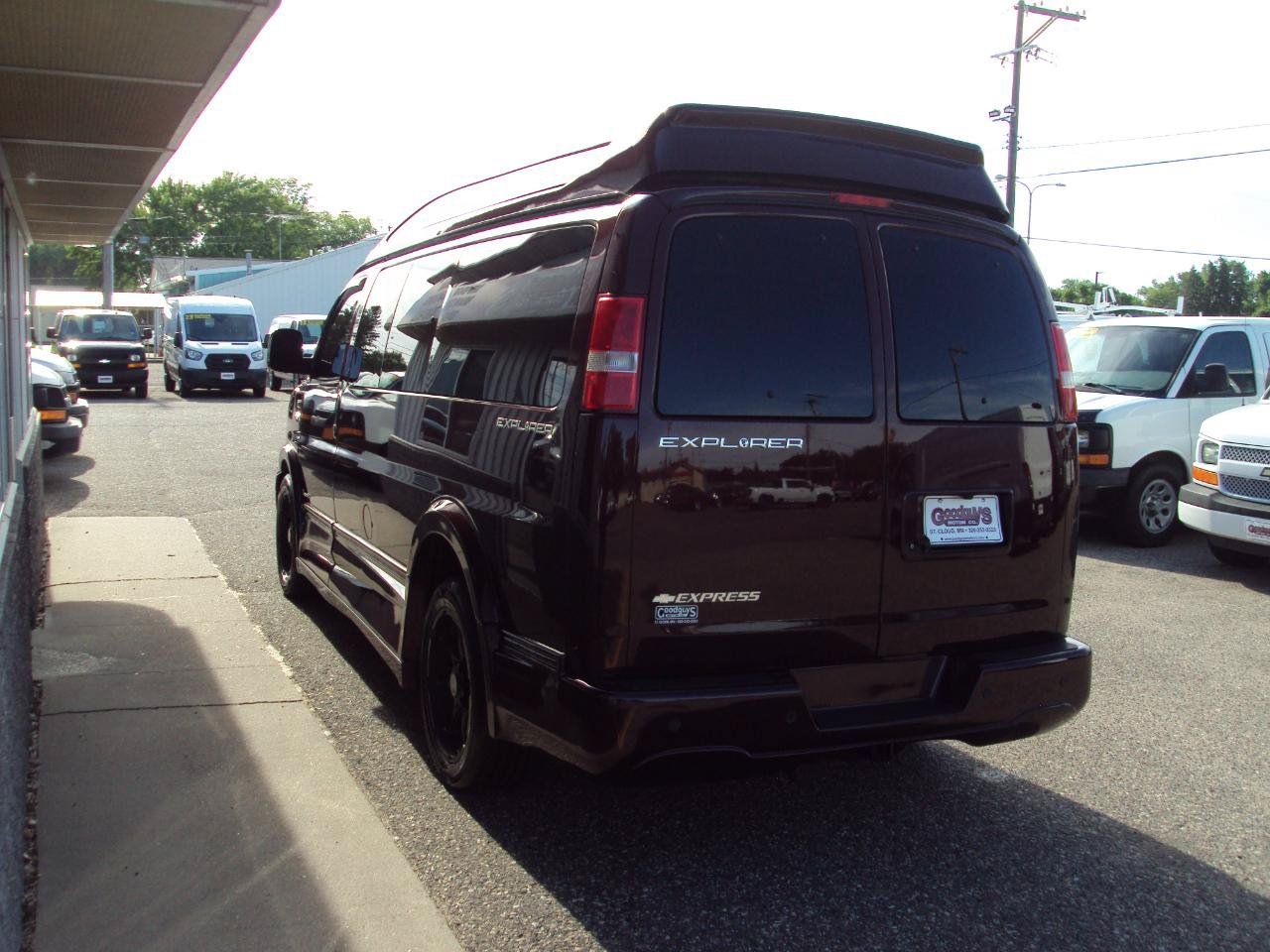 Used 2017 Chevrolet Express 2500 RWD image 5