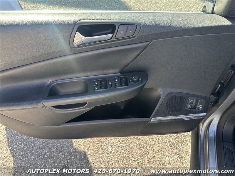 Used 2008 Volkswagen Passat VR6 FWD image 13
