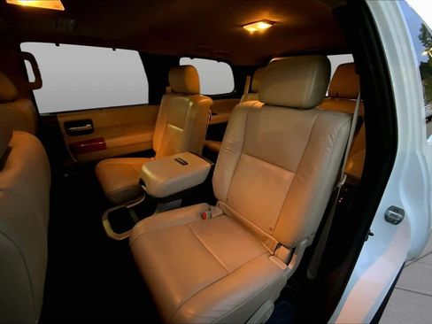 Used 2018 Toyota Sequoia Platinum RWD image 18