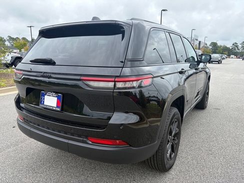 Used 2025 Jeep Grand Cherokee Altitude RWD image 19