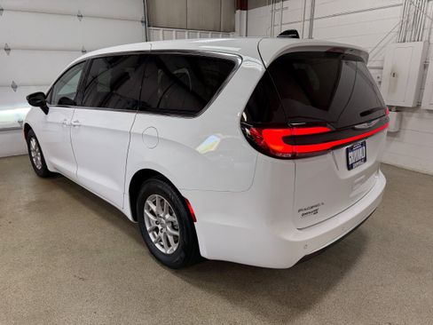 Used 2024 Chrysler Pacifica Touring-L FWD image 8
