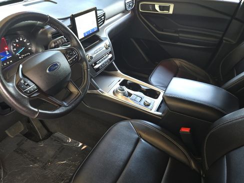 Used 2020 Ford Explorer XLT w/ Equipment Group 202A AWD/4WD image 10