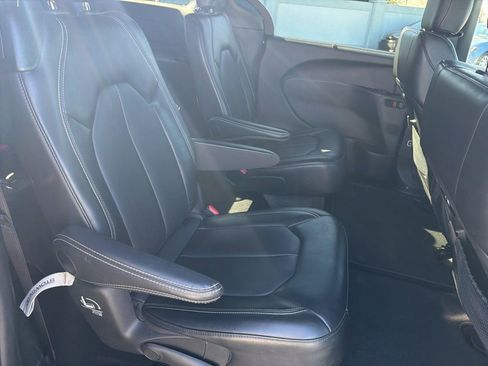 Used 2025 Chrysler Pacifica Select image 23