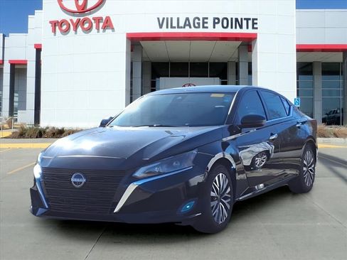 Used 2024 Nissan Altima 2.5 SV image 1
