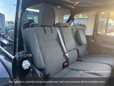 Used 2025 Jeep Wrangler Unlimited Sahara AWD/4WD image 13