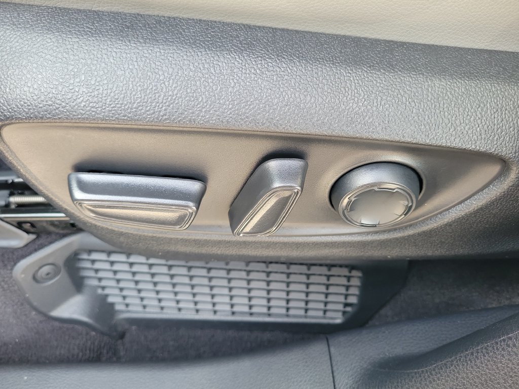 Used 2025 Toyota Sienna XLE FWD image 17