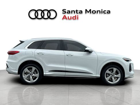 Used 2025 Audi Q5 Premium w/ Premium Plus AWD/4WD image 8