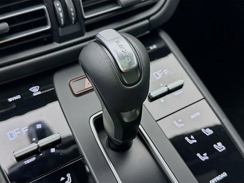 Certified 2025 Porsche Macan AWD/4WD image 22