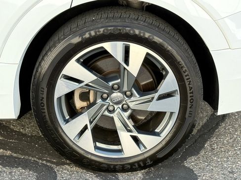 Used 2020 Audi e-tron Premium Plus image 28