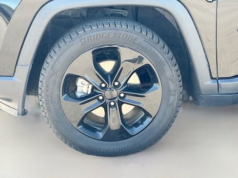 Used 2018 Jeep Compass Latitude FWD image 28