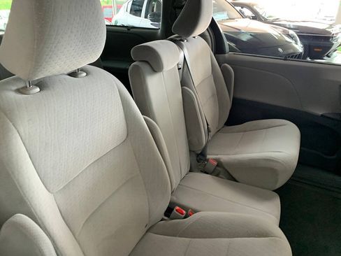 Used 2015 Toyota Sienna LE FWD image 12