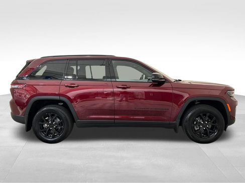 Used 2025 Jeep Grand Cherokee Altitude w/ MOPAR Finishing Package AWD/4WD image 6