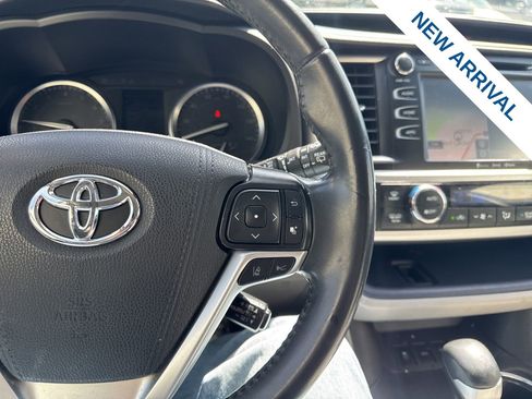 Used 2019 Toyota Highlander XLE AWD/4WD image 23