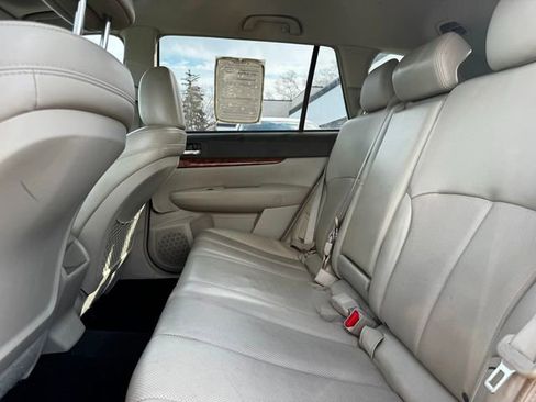 Used 2011 Subaru Outback 2.5i Limited image 12