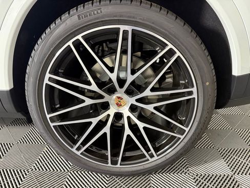 Certified 2025 Porsche Cayenne Coupe image 12