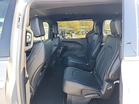 New 2026 Chrysler Pacifica Select image 21