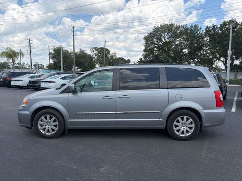 Used 2013 Chrysler Town & Country Touring FWD image 4