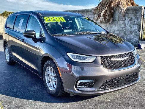 Used 2023 Chrysler Pacifica Touring-L FWD image 39