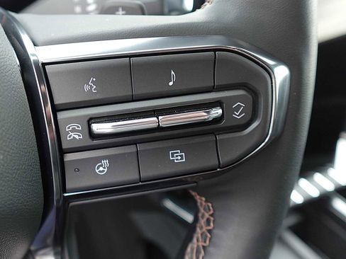 Used 2025 GMC Acadia AT4 w/ Luxury Package image 16