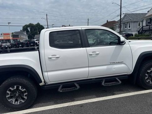 Used 2018 Toyota Tacoma TRD Off-Road w/ Technology Package AWD/4WD image 3