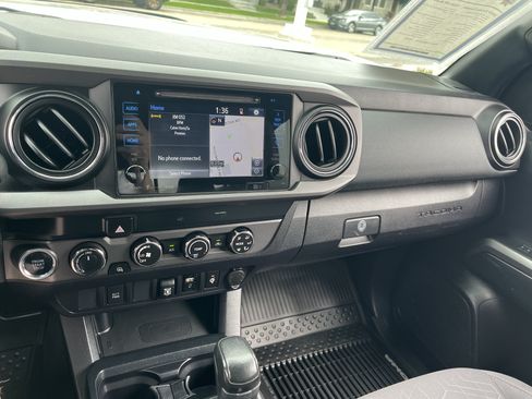Used 2019 Toyota Tacoma TRD Off-Road AWD/4WD image 13