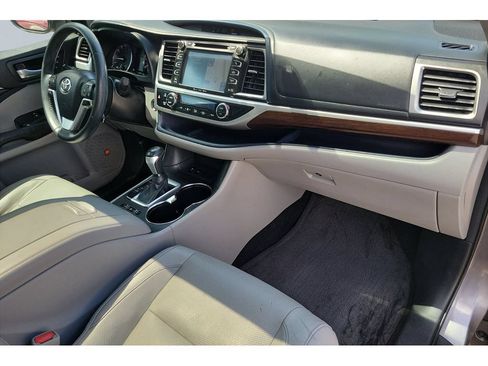 Used 2016 Toyota Highlander Limited w/ Driver Technology Package FWD image 23