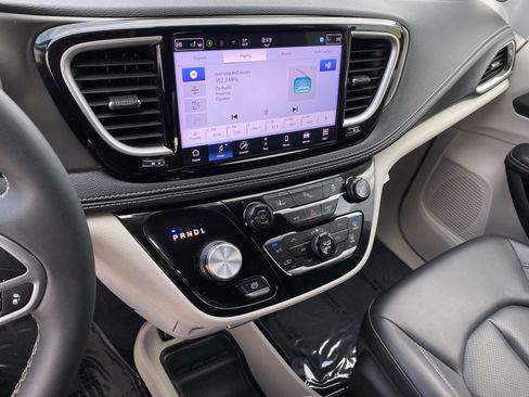 Used 2024 Chrysler Pacifica Select image 19