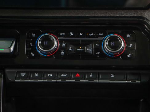 Used 2024 GMC Sierra 2500 AT4 w/ AT4 Preferred Package image 21