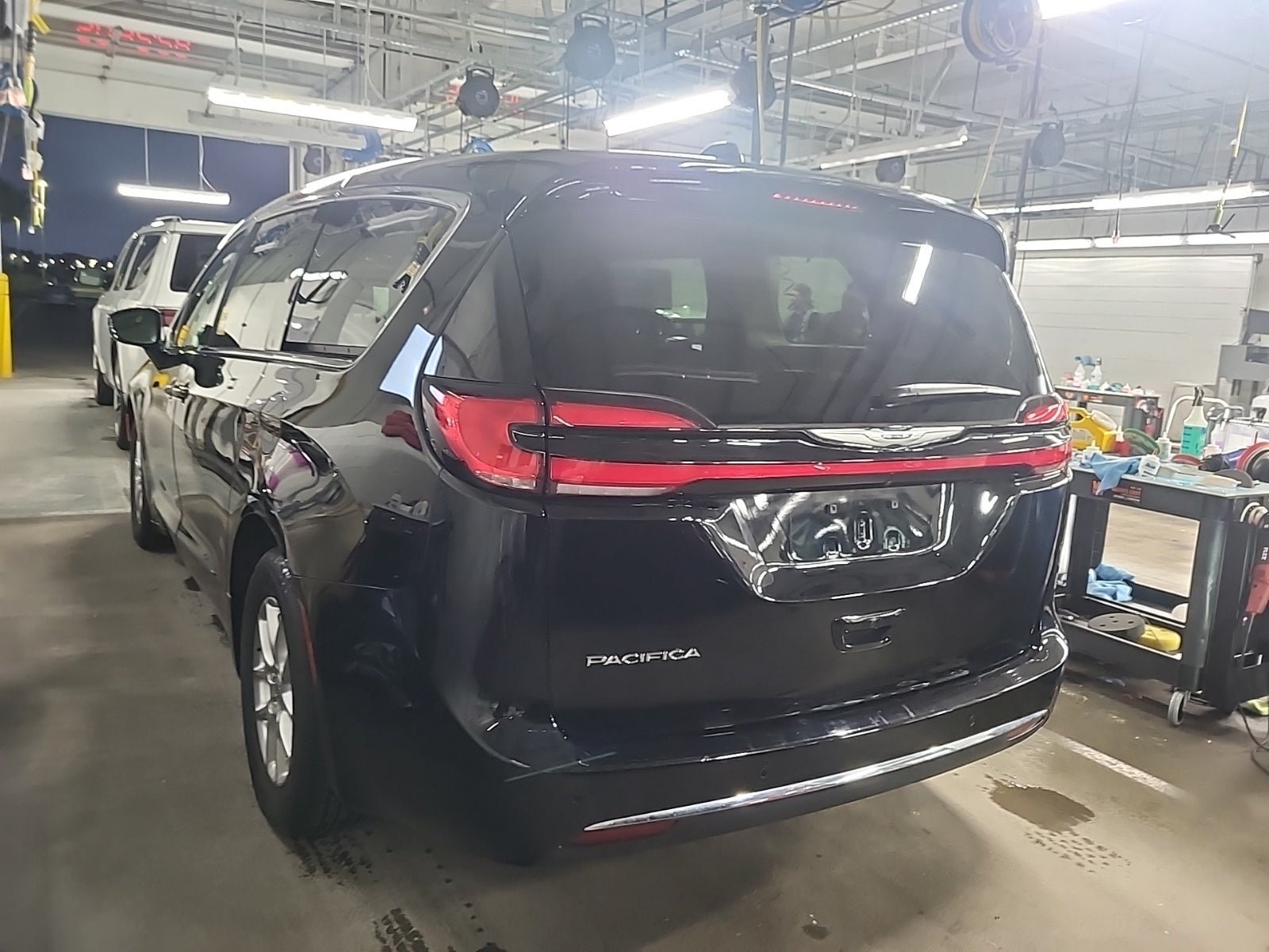Used 2024 Chrysler Pacifica Touring-L w/ Uconnect Theater Family Group FWD image 4