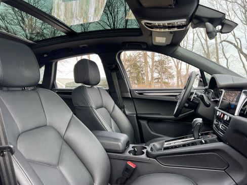 Certified 2025 Porsche Macan Turbo image 23