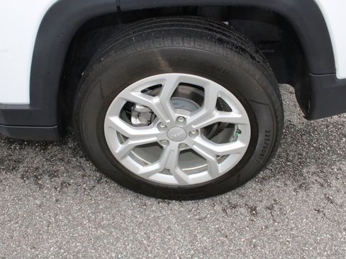 Used 2024 Jeep Compass Latitude AWD/4WD image 11