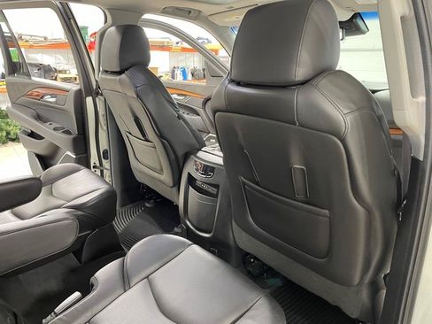 Used 2015 Cadillac Escalade Luxury AWD/4WD image 23